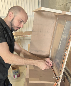 Photo de galerie - Installation électrique sur un meuble sur mesure.