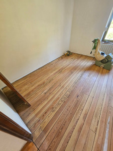 Photo de galerie - Rénovation ancien sapin rouge 
Ponçage parquet avec ponceuse professionnelle 