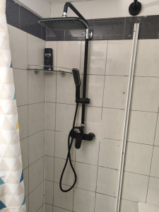 Photo de galerie - Changement système de douche, mise en place de la tringle a rideau et mise en place de l'étagère.