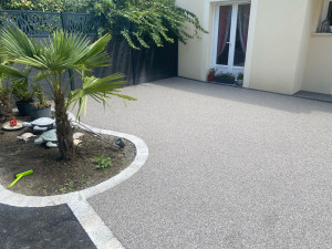 Photo de galerie - Allee en résine perméable et voirie carrossable en enrobé 