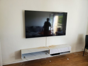 Photo de galerie - Fixation meuble mural, support TV + goulotte électrique 