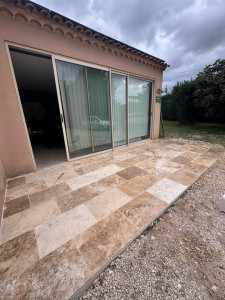 Photo de galerie - Pose carrelage (travertin) sur terrasse 