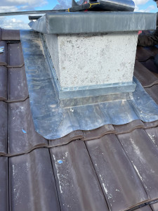 Photo de galerie - Étanchéité de cheminée avec plomb et zinc 