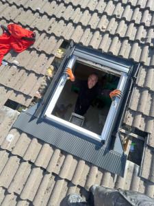 Photo de galerie - Pause émise en étanchéité d’un encadrement de Velux
