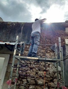 Photo de galerie - Piquage d'enduit ciment pour rénovation joint vieille pierre