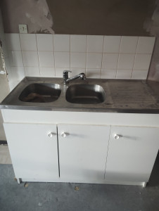 Photo de galerie - Pose d'anciens évier et meuble sous évier avec reprise des évacuations avant état des lieux de sortie d'appartement 