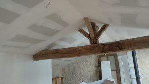 Photo de galerie - Plafond rampant entre poutres terminé 