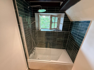 Photo de galerie - Enlever une ancienne baignoire en vente et réalisation d’une nouvelle baignoire avec une colonne de douche avec une paroi avec aussi du carrelage