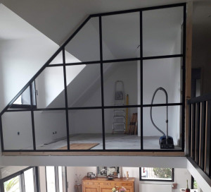 Photo de galerie - Tout travaux sur métal, verrière sur mesure. création de table , étagère associant le métal.