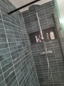 Photo de galerie - Réalisation douche : 
receveur / faience / colonne /
Niches 