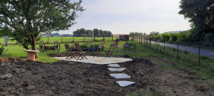 Photo de galerie - Terrasse en stabilisé avec bordures acier et passe pied en pierres naturelles.