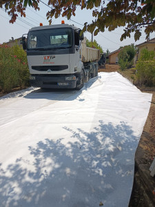 Photo de galerie - Mise en place géotextile avant le 0/20 calcaire 