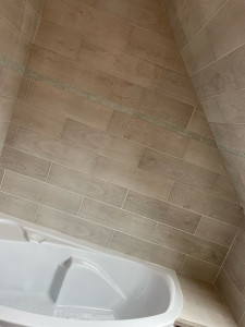 Photo de galerie - Pose de carrelage au mur dans une salle de bain 