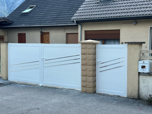 Photo de galerie - Pose de portail, double bâton, pilier et portillon 