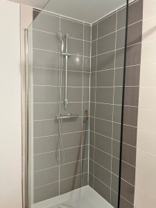 Photo de galerie - Nettoyage d une douche et détartrage parois de douche 