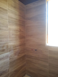 Photo de galerie - Carrelage effet bois dans salle de bain