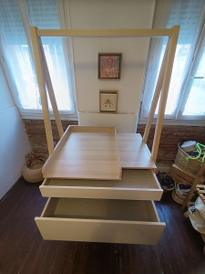 Photo de galerie - Montage d'un meuble table à langer et tiroir 