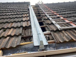 Photo de galerie - Voici un couloir d’eau zinc qui fait office d’étanchéité entre chez vous et le voisin