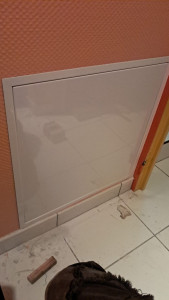 Photo de galerie - Pose d’une trappe de visite, pour accès aux robinets d’arrêt eau 