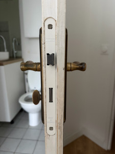 Photo de galerie - Installation serrure à larder 