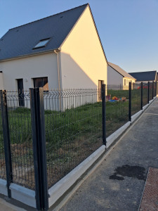 Photo de galerie - Pose d'une clôture sur plaque de béton en pallier . 
