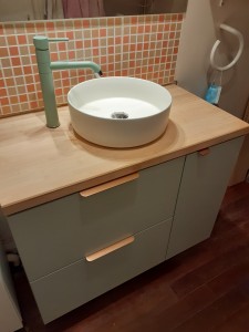 Photo de galerie - Meuble de salle de bain avec mise en place vasque et branchement eau et eau usé..