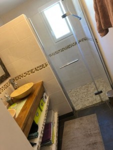 Photo de galerie - Salle de bain de mes parents que j'ai refait de A à Z plomberie douche italienne mosaïque au sol carrelage meuble électricité refaite en 2013 aucun défaut d'étanchéité depuis ?