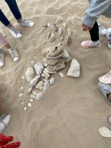 Photo de galerie - Land Art à la plage avec les enfants du centre de loisirs  ? 
Les enfants sont super forts ?? 