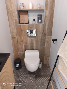 Photo de galerie - Remplacement d'une ancienne cuvette de toilette par des WC suspendu et pose de faïence sur mur et sol avec un lave main 