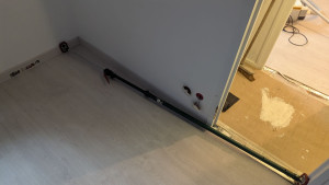 Photo de galerie - Pose d'un sol stratifié avec plinthes assorties 