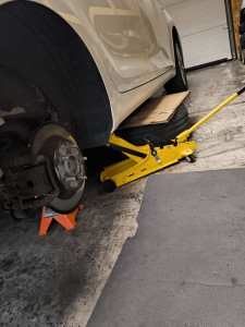 Photo de galerie - Je propose mes services de petits entretiens sur voitures 
Remplacement disques de freins, plaquettes, vidange, remplacement filtres, etc. 