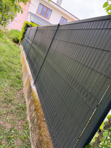 Photo de galerie - Pose de clôture rigide sur platine et split plus pose d occultant 