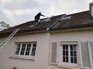 Photo de galerie - Demoussage d'une toiture pose un antimouss dalep 2100