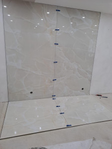 Photo de galerie - Pose de carrelage mural avec finition propre et professionnelle. Travail précis et de qualité.