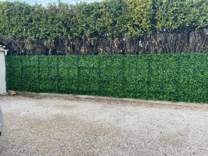 Photo de galerie - Pose d’un grillage avec haie artificielle 