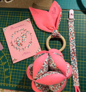 Photo de galerie - Je crée toutes sortes d’objets pour enfants ( balle de préhension, attache tétine, doudou…)