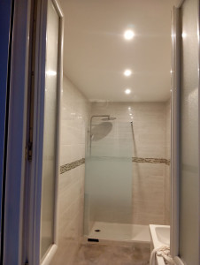 Photo de galerie - Rénovation d'une salle de bain en retirant un ancien baignoire et en posant un bac de douche et un paroi de douche 