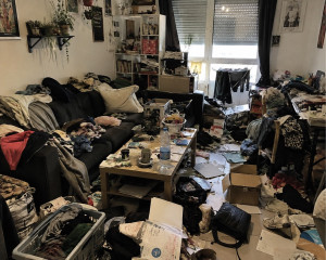 Photo de galerie - La pièce nécessite un nettoyage et un rangement complet