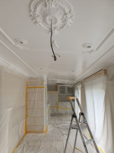 Photo de galerie - Protection des murs en pierre sols et cuisine pour une peinture deco du plafond avec moulure 