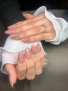 Photo de galerie - Pose de capsules américaines et pose de semi permanent . Produits de qualité sans hema et di hema pour les personnes sensibles et allergiques.