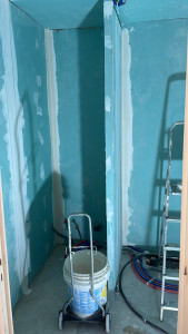 Photo de galerie - Reprise et création des cloisons hydrofuge pour salle de bain avec séparation pour receveur de douche et machine à laver