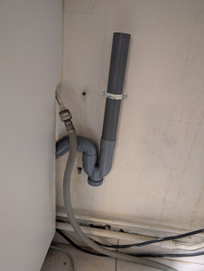 Photo de galerie - Installation d'une évacuation de lave vaisselle sur une installation déjà existante.
La cliente voulait quelque chose de simple et libre d'accès.
