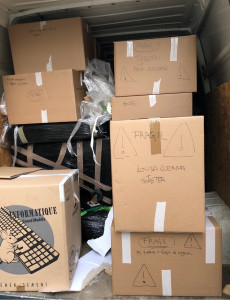 Photo de galerie - Portage-calage avec signalétique des objets fragiles 