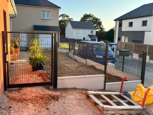 Photo de galerie - Pose de clôture grillage rigide avec portillon .