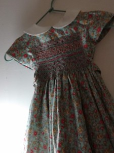 Photo de galerie - Robe Liberty à smocks pour 2 ans. Confectionnée et brodée main. 