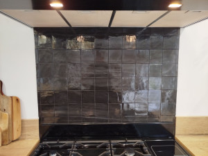 Photo de galerie - Pose d'une crédence noir pour un piano de cuisine .