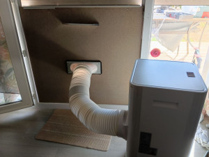 Photo de galerie - Réalisation d'un panneau sur mesure pour évacuation d'air  d' un climatiseur avec butée pour volet et poignée .