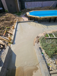Photo de galerie - Réalisation d une piscine en bois, et plaque en béton. 