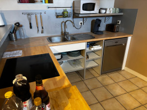 Photo de galerie - Cuisine nettoyée en profondeur : plan de travail, plaque de cuisson, sols, rangements et finitions soignées. Logement prêt à accueillir ses occupants ou ses voyageurs.