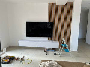 Photo de galerie - Installation de la télévision, du revêtement mural et du meuble TV.